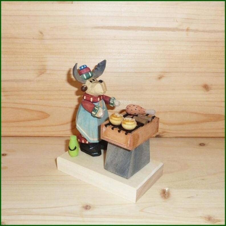 Räucherfigur – detailverliebter Elch mit naturfarbenem Körper und Räuchergrill, harmonisch gestaltet