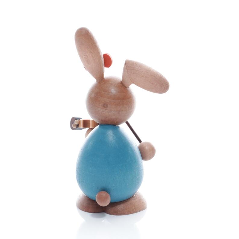 Rückansicht einer blauen Osterhäsin mit Geige und roter Schleife aus Holz von Kunsthandwerk Ullrich,
