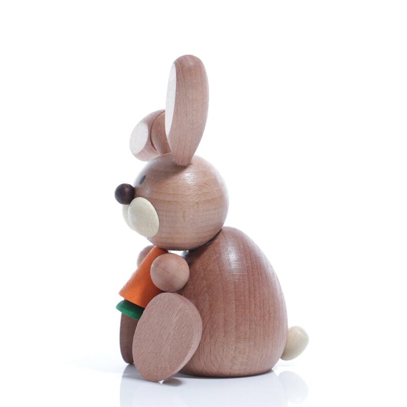 Osterfigur - Osterhase sitzend mit Möhre im Mund - Abgeknicktem Ohr- Ansicht Links