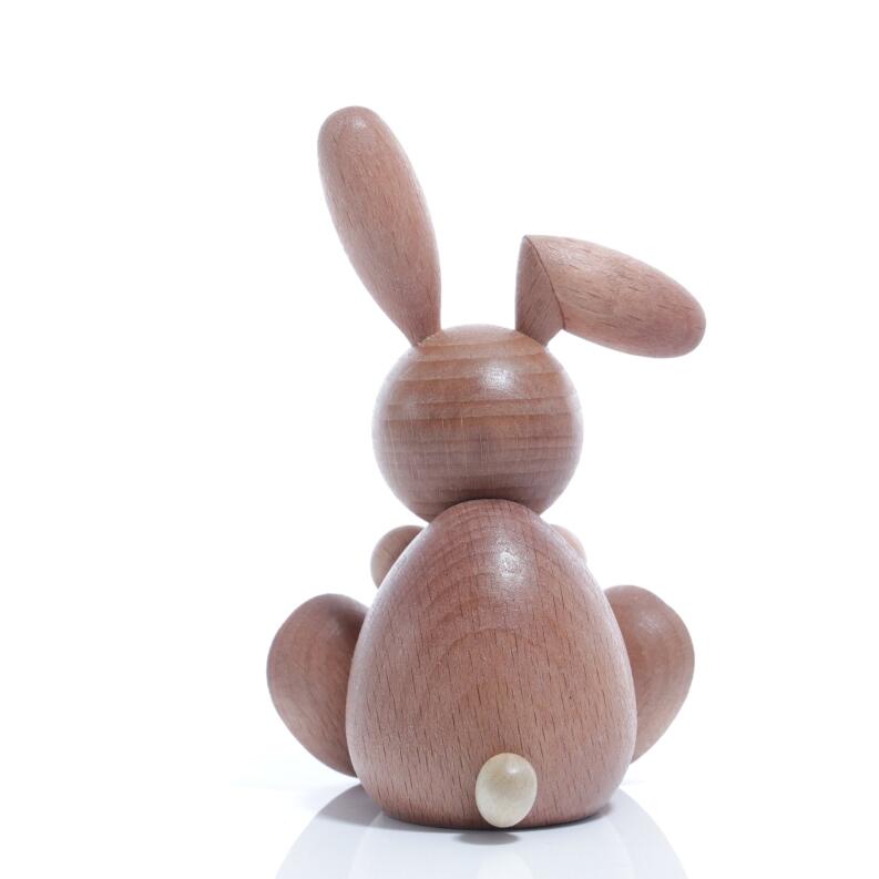 Osterfigur - Osterhase Braun sitzend mit Möhre im Mund - Abgeknicktem Ohr- Ansicht Hinten