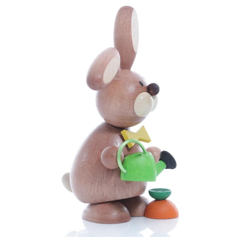 Osterfigur – Detailreich bemalter stehender Hase mit Gießkanne und Möhre – HxB ca. 12x5 cm -