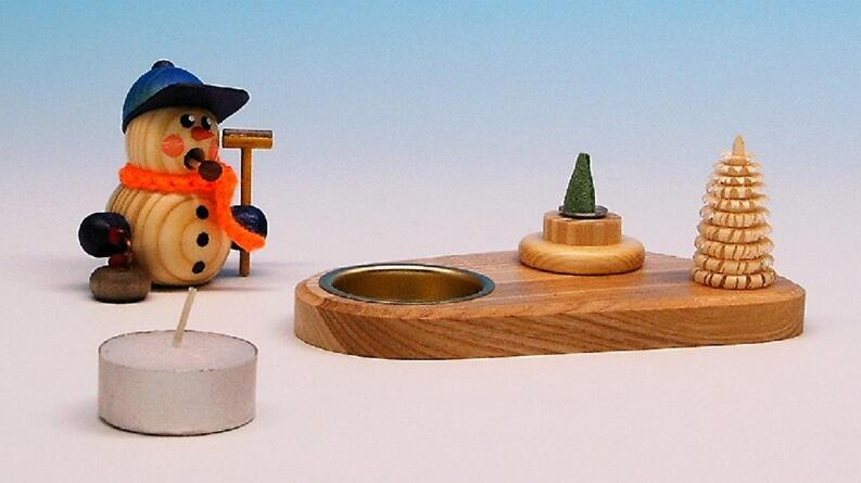 Kerzenhalter – detailreicher Curlingspieler mit Teelicht, naturfarben – BxHxT = 10 x 14 x 10 cm