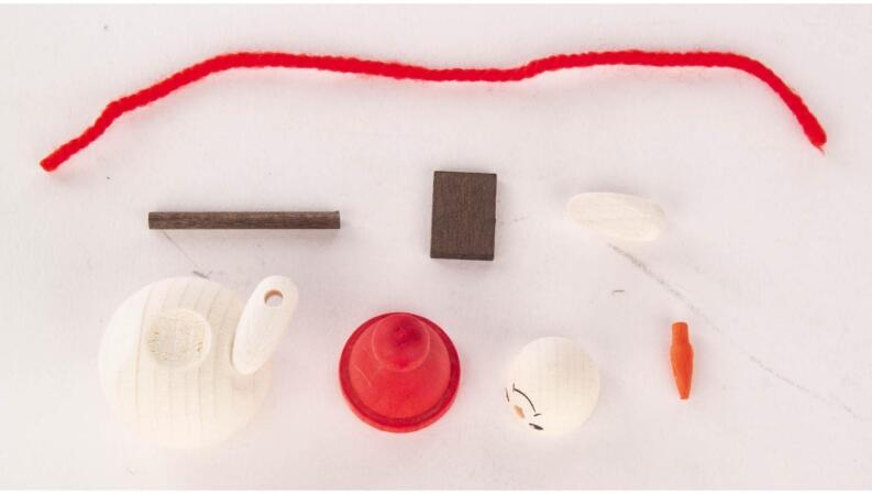 Einzelteile des Bastelsatz Schneemann mit rotem Schneeschieber von Dregeno, Holzteile, Kopf,