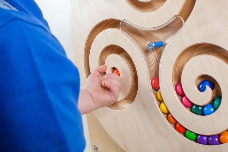 Holzspielzeug - Wandspiel Kugelwirbel - LxBxH 485x485x80mm