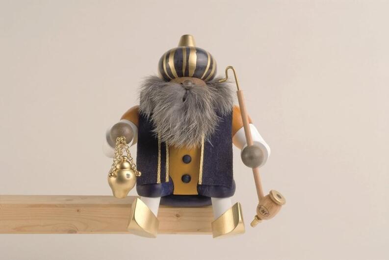 Räuchermann – detailreicher Kantenhocker Melchior mit Pfeife und goldenem Geschenk, gelb-weiß-gold