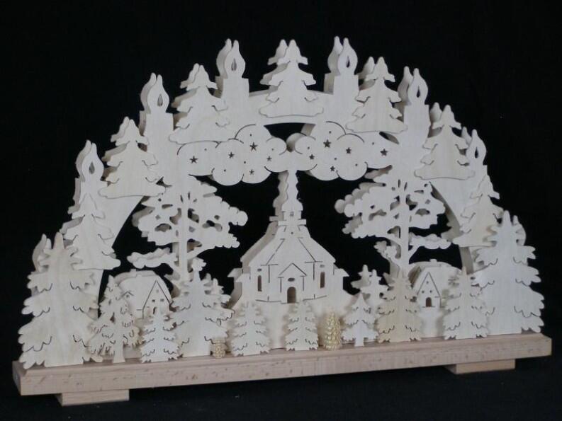 Schwibbogen – detailreiche Seiffener Kirche mit zarten Waldmotiven, naturfarben, beleuchtet – BxHxT 