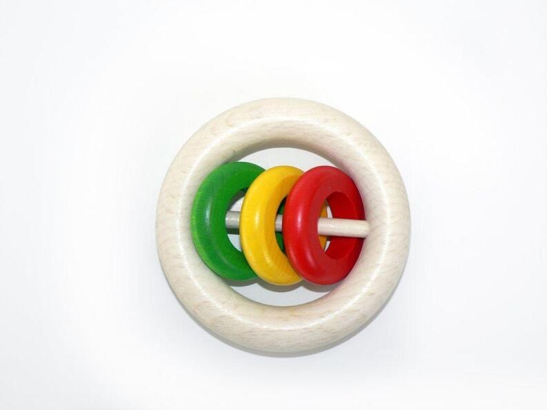 Babyspielzeug – farbenfrohe Rundrassel mit bunten Ringen – BxHxT 9 x 9 x 4 cm