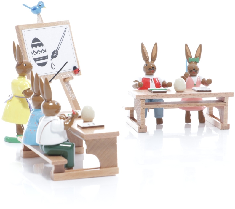 Osterfiguren - Hasenschule mit Lehrerin und sitzende Schüler auf Bänken - Ansicht Rechts - Schmückt
