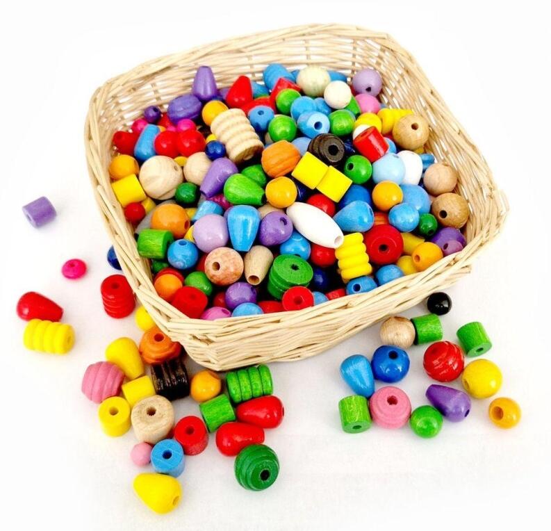 Bastelmischung – bunte Holzperlen und kreative Teile – BxHxT 24 x 18 x 3 cm