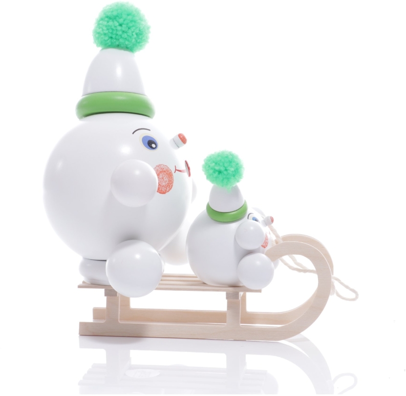 Seitliche Ansicht der Räucherfigur Räucherschneeball in Grün mit Mini Schneeball auf Schlitten aus