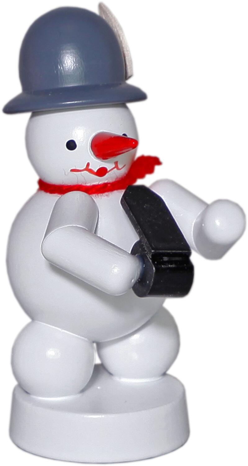Weihnachtsfigur &ndash; fr&ouml;hlicher Schneemann Musikant mit Trillerpfeife und grauem Hut &ndash; HxB 8 x 5 cm