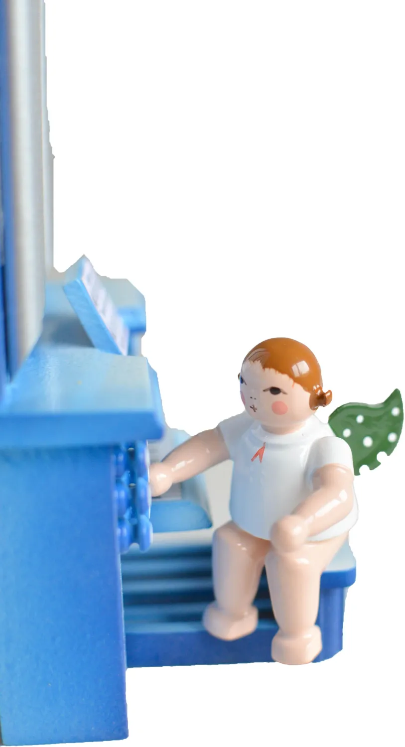 Detailansicht Holzfigur Engel an der Orgel ohne Krone mit grünen Flügeln, auf blauer Orgelbank