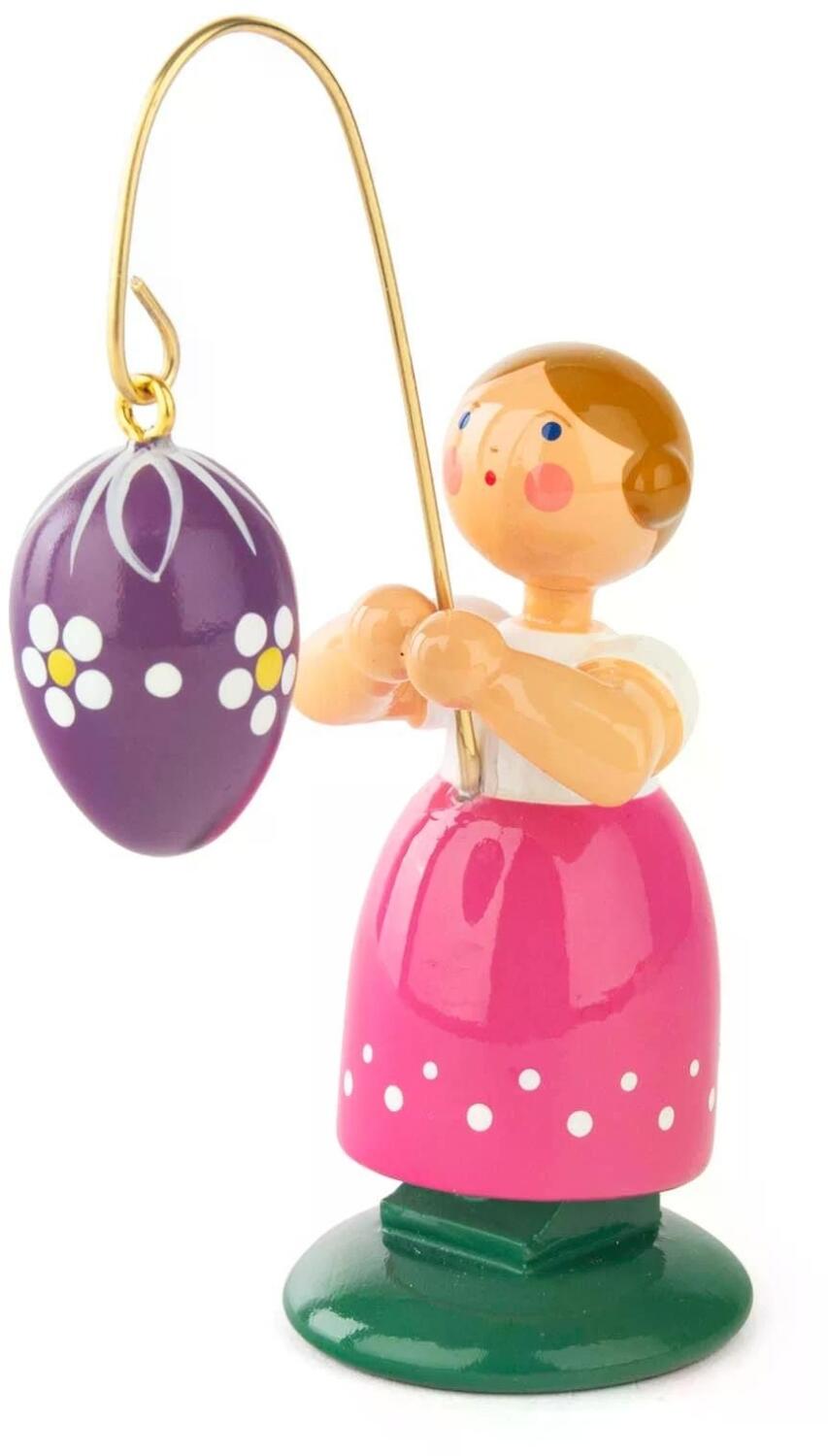 Blumenm&auml;dchen &ndash; fr&ouml;hliches M&auml;dchen im pinkem Rock mit lila Osterei und goldfarbener Halterung &ndash; HxB 9 x 5 cm