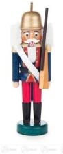 Nussknacker &ndash; detailreicher Gardesoldat mit Gewehr, blau-rote Uniform, traditionell handbemalt