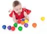 Holzkugeln Holzspielzeug – bunte klingende Holzkugeln von SINA Spielzeug, Baby spielt mit farbigen